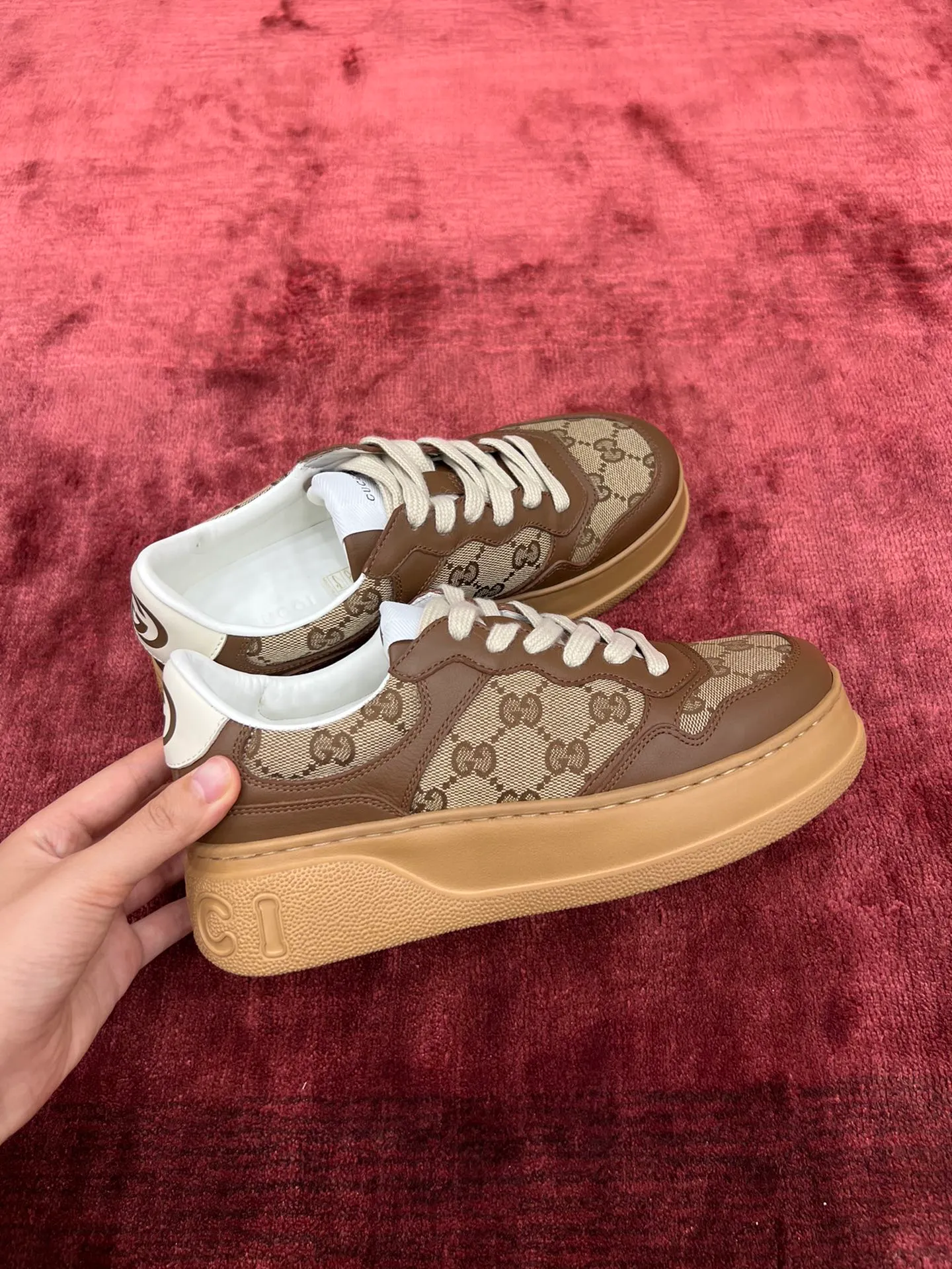👟👟Ex-factory price 480👟👟 Gucc*i~~New upgraded version, original original color @GG couple's thick-soled shoes...biscuit shoes...white shoes...sneakers...flat shoes...catwalk style: celebrities, Internet celebrities, Xiaohongshu, etc. will definitely plant grass and call❤ Original customized cowhide fabric (classic old floral fabric, perforation, embossing process), the original bottom has a big logo, and there is a GG on the heel Logo, 5cm thick sole, classic Gucci webbing... Women's size 35-40, men's size 39-44